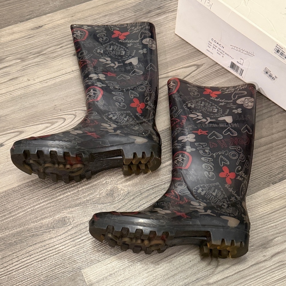 Coach Pixy Pop Black Heart Graphic Print Rain Boots Size 7 - Picture 3 of 8